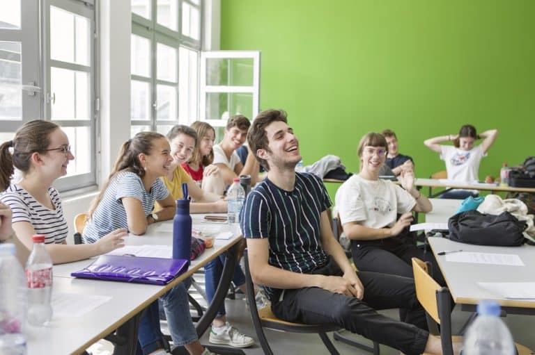 A l'iffeurope, les promos sont à taille humaine, pour favoriser la place de chacun dans le groupe. Ici, ta singularité compte !