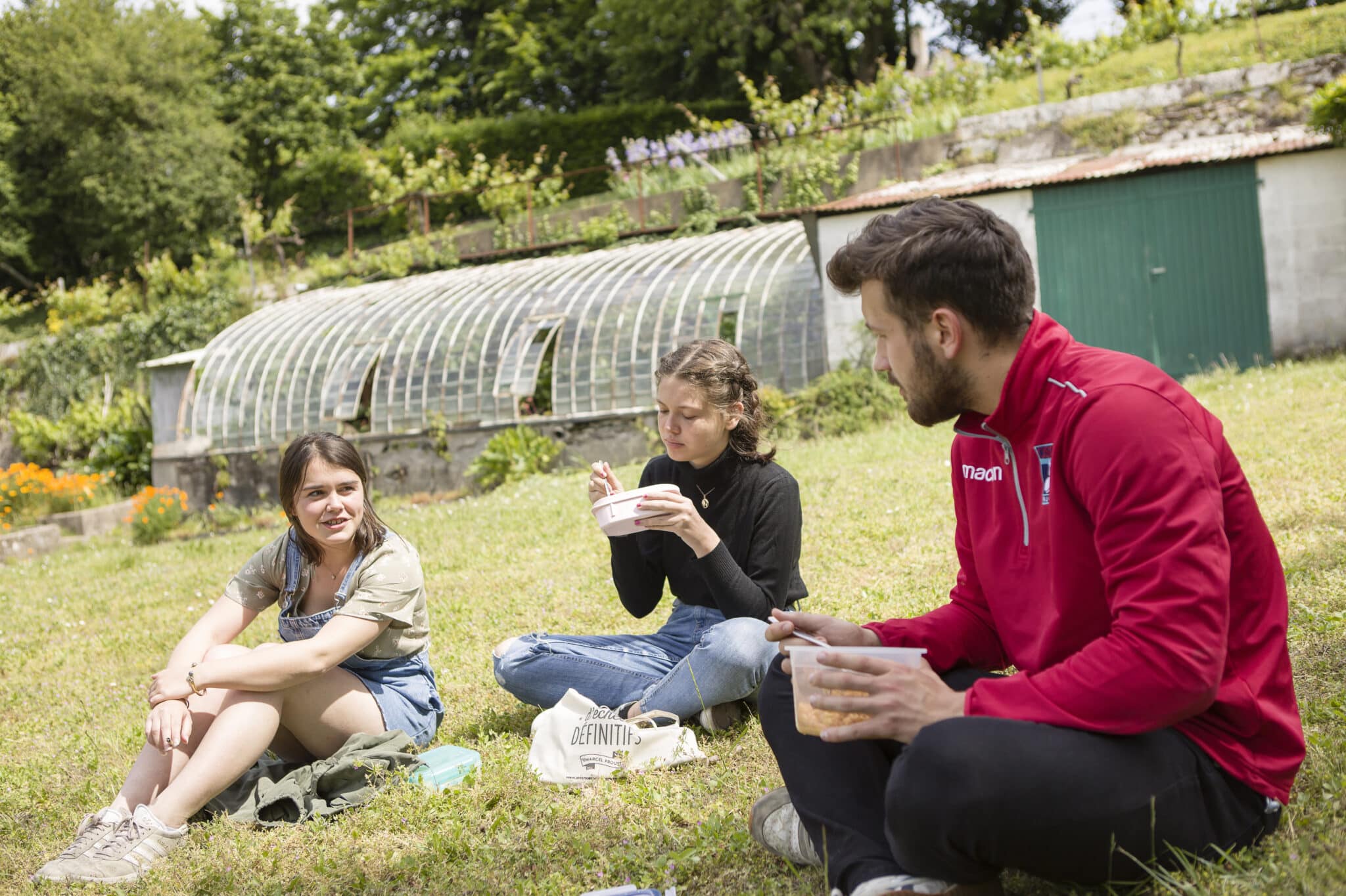 l'iffeurope est situé au coeur d'un site de 4 hectares. Le parc est un repère de biodiversité et de beauté pour les pauses. Entre potager, massifs de fleurs, mare, serre, arbres, viens profiter d'un espace qui fait du bien.